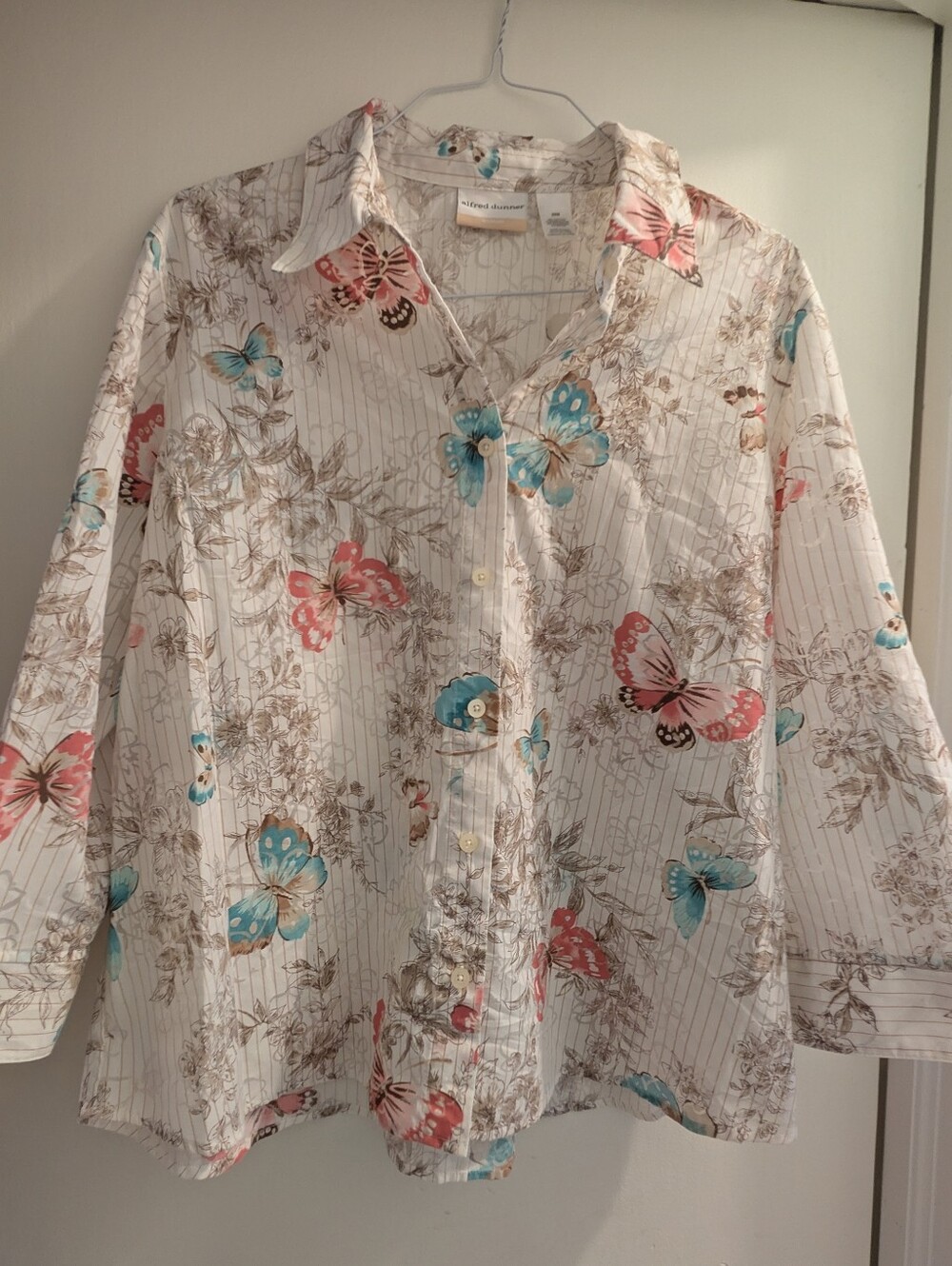 Alfred Dunner White Butterfly Print Button-Up Blouse. Size 20
